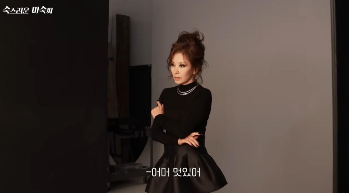 ▲화보 현장에서 포즈를 취하는 이미숙(이미숙 유튜브 화면 캡처)