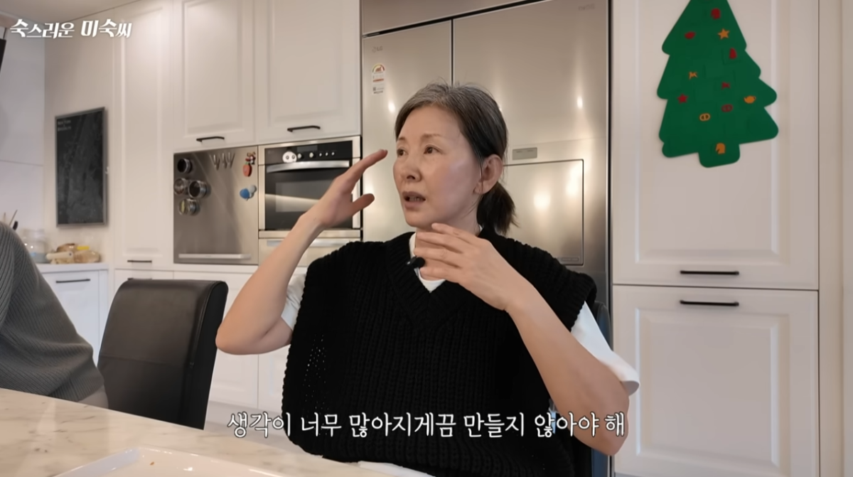 ▲시니어 세대에 삶의 철학을 나누는 이미숙(이미숙 유튜브 화면 캡처)