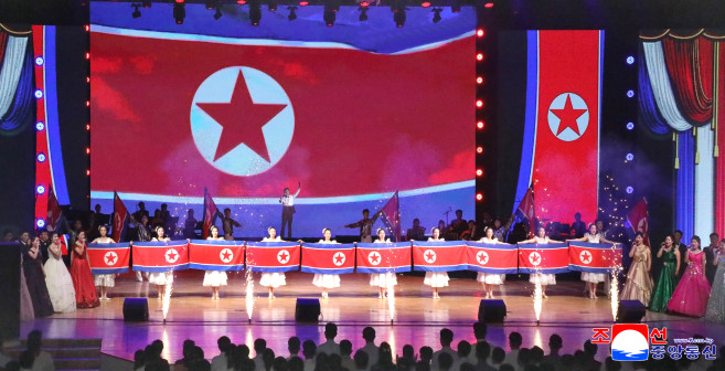▲북한은 지난 9일 공화국 창건(정권 수립) 77주년을 맞아 금수산태양궁전과 만수대언덕 등 전국 각지에서 헌화 행사와 경축공연, 무도회 등 다양한 기념행사를 개최했다고 조선중앙통신이 10일 보도했다.  본 사진은 기사와 무관함. (연합뉴스)