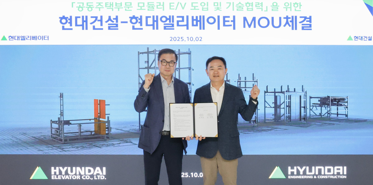 ▲조재천 현대엘리베이터 대표이사(왼쪽)와 윤정일 현대건설 구매본부장이 2일 오전 서울 종로구 현대건설 본사에서 업무협약(MOU)을 체결한 뒤 기념촬영을 하고 있다. (사진= 현대엘리베이터)