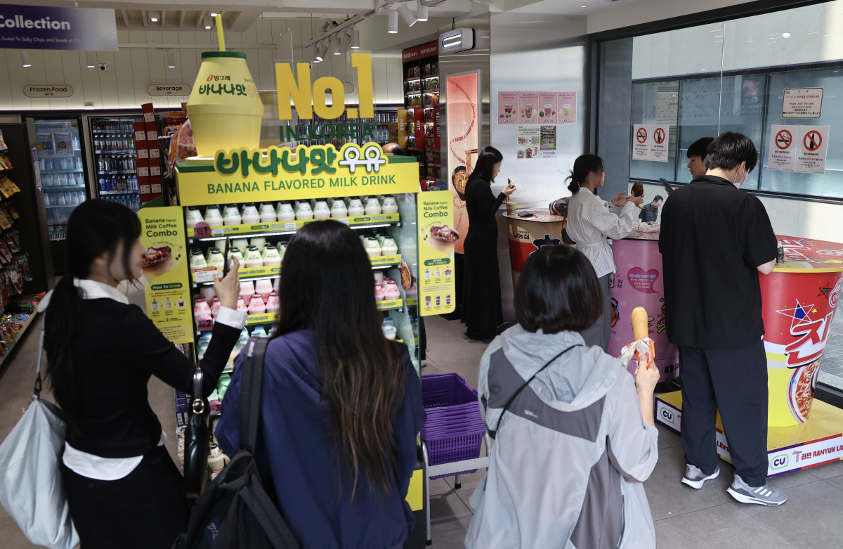 ▲중국인 단체 관광객의 무비자 입국이 허용되면서 서울 명동의 편의점 매출이 증가한 1일 시민과 관광객들이 명동의 한 편의점에서 물품을 구매하고 있다. (연합뉴스)