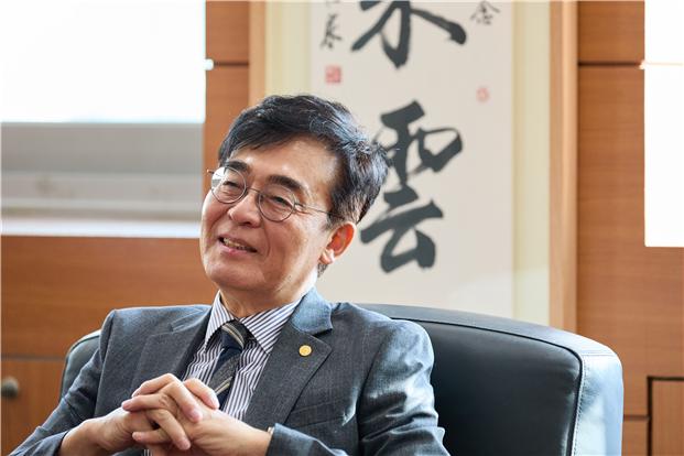 ▲조명우 인하대 총장이 창업 교육 철학과 지역‧산업 연계 전략에 대해 말하고 있다. (인하대)