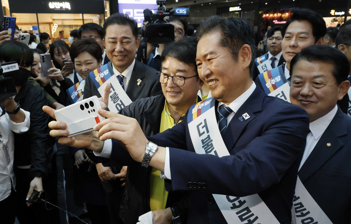 ▲정청래 더불어민주당 대표와 김병기 원내대표를 비롯한 의원들이 2일 서울 용산역에서 추석 귀성객과 셀카를 찍고 있다.(공동취재) (사진=뉴시스)