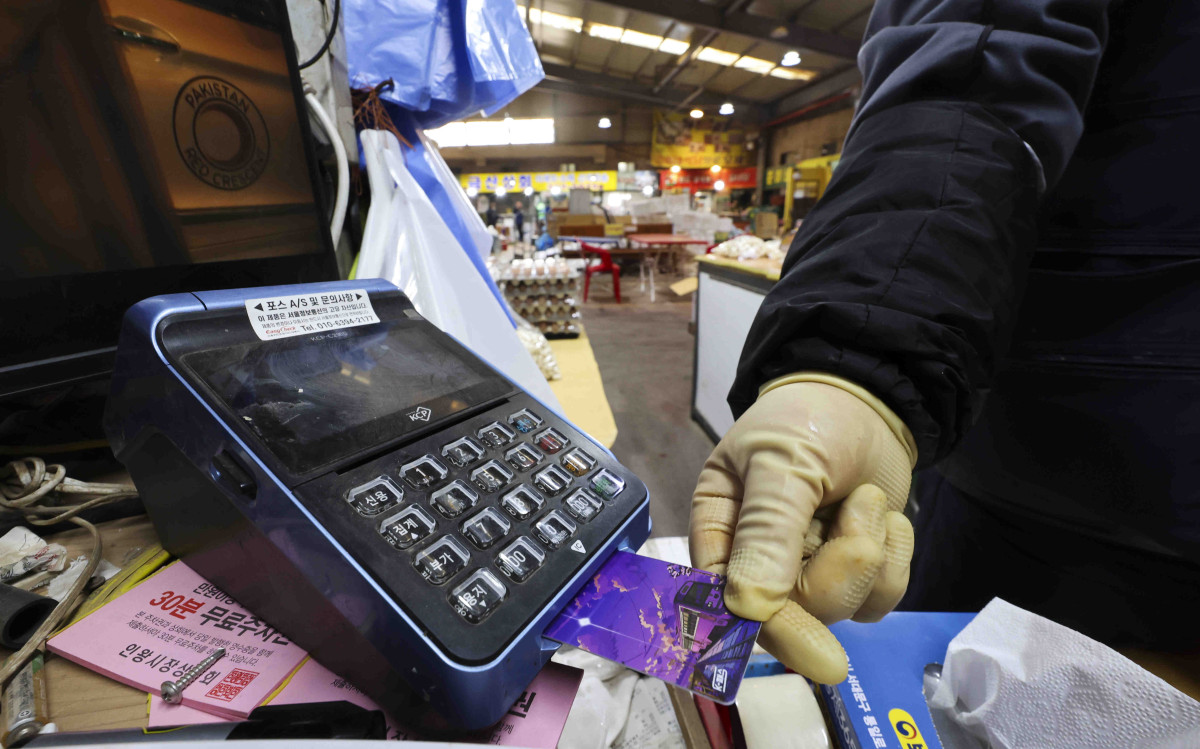 ▲서울 시내의 한 점포에서 점주가 신용카드로 물건을 결제하고 있다.  (사진=뉴시스)