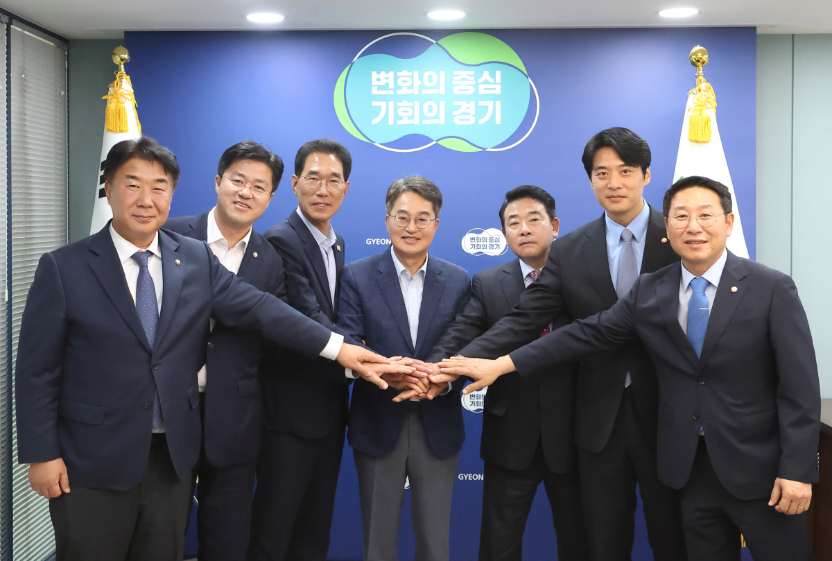 ▲김동연 경기도지사와 고양·파주·김포 지역구 국회의원들이 회의실에서 일산대교 전면 무료화 추진에 합의했. (경기도)