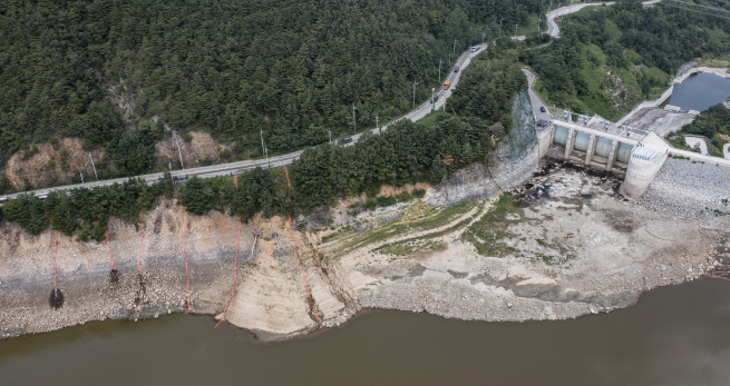 ▲강릉 지역에 극심한 가뭄 계속되는 가운데 16일 오전 강원 강릉시 오봉저수지에 급수차 행렬이 보이고 있다. 2025.09.16. (뉴시스)