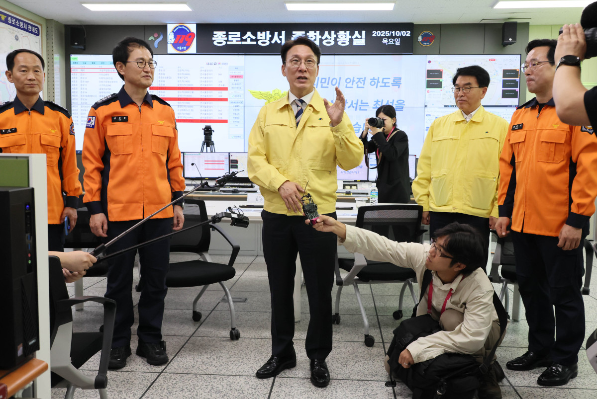 ▲김민석 국무총리가 추석 연휴를 하루 앞둔 2일 서울 종로구 종로소방서를 방문, 근무자들을 격려하고 있다.  (연합뉴스)