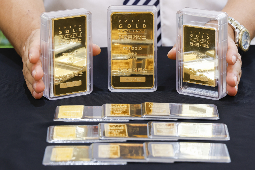 ▲서울 종로구 한국금거래소에서 관계자가 골드바를 정리하고 있다. (조현호 기자 hyunho@)