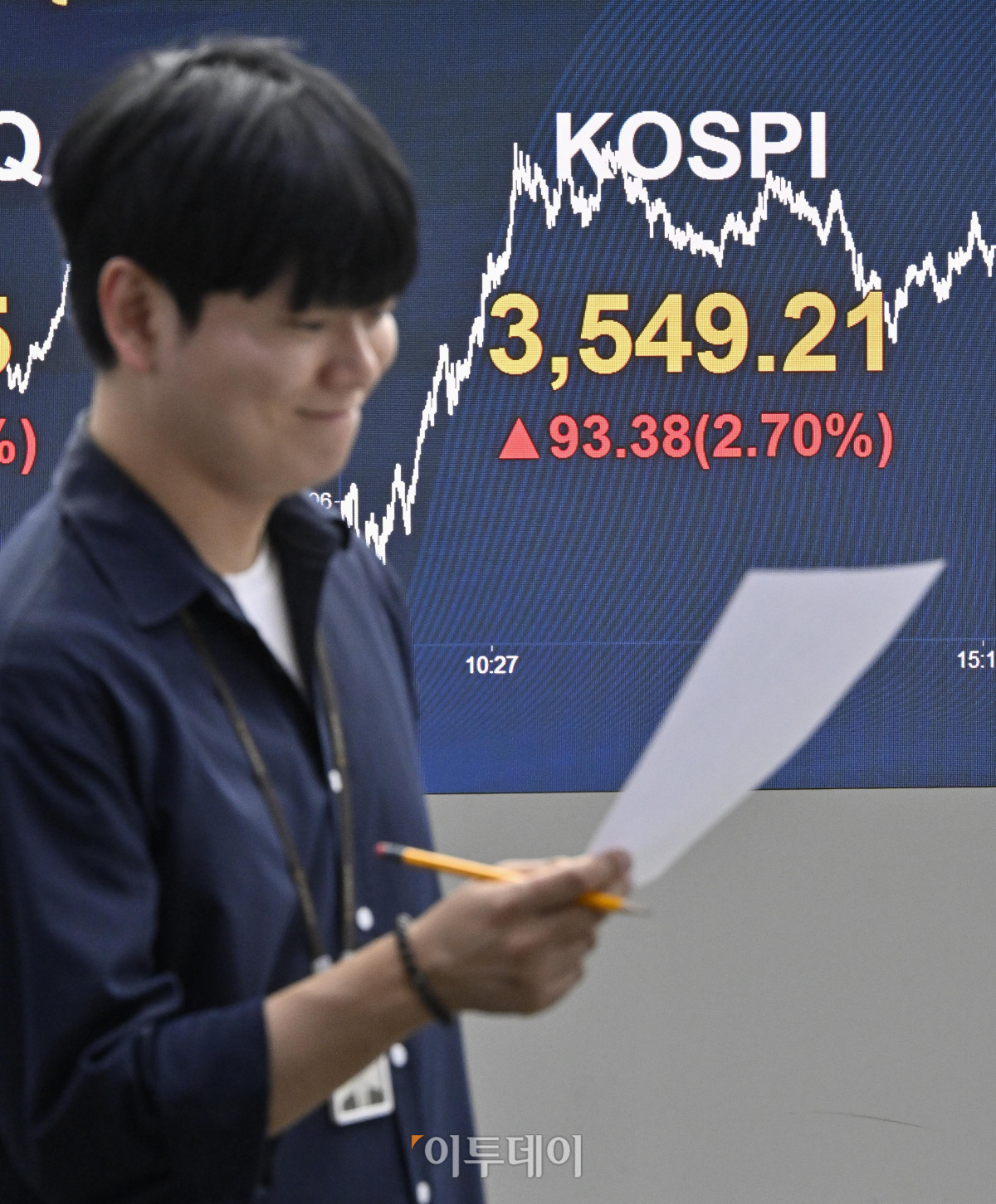 ▲코스피가 사상 처음으로 3500선을 돌파하며 종가 기준 역대 최고치인 3540선으로 마감한 2일 서울 영등포구 KB국민은행 딜링룸 전광판에 코스피가 표시돼 있다. 이날 코스피 지수는 전 거래일보다 93.38(2.70%) 포인트 상승한 3549.21을 나타냈다. 조현호 기자 hyunho@