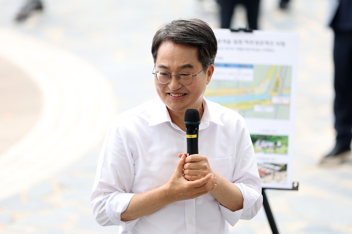 ▲안양시 동안구 비산동의 안양천쌍개울문화광장에서 김동연 경기도지사가 웃으며 시민과 대화하고 있다.  (경기도)