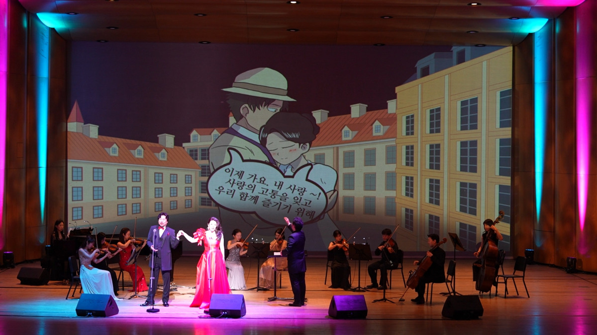 ▲경기아트센터 소극장에서 두 명의 성악가가 현악 앙상블 연주와 함께 애니메이션 스타일의 프로젝션 앞에서 오페라 공연을 선보이고 있다. (경기아트센터)