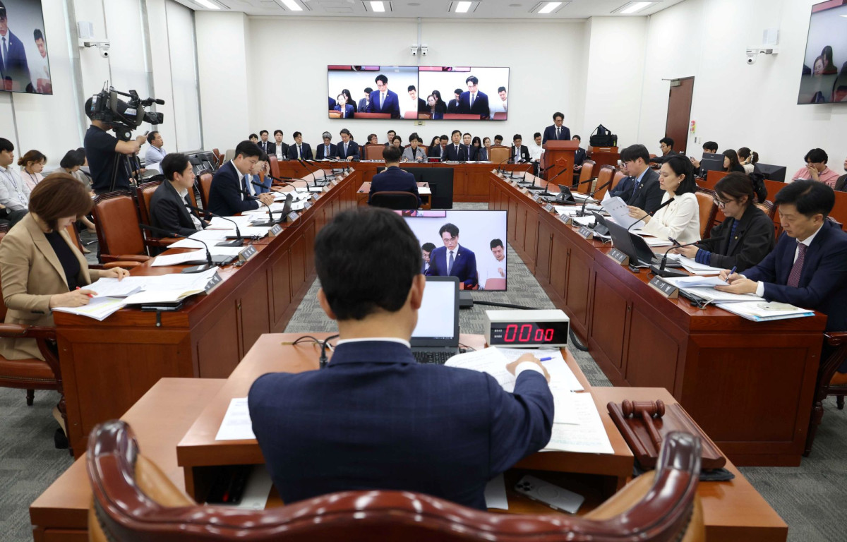 ▲윤영석 국회 연금개혁특위 위원장이 지난달 30일 오후 서울 여의도 국회에서 열린 연금개혁 특별위원회 전체회의에서 회의를 주재하고 있다. (뉴시스)
