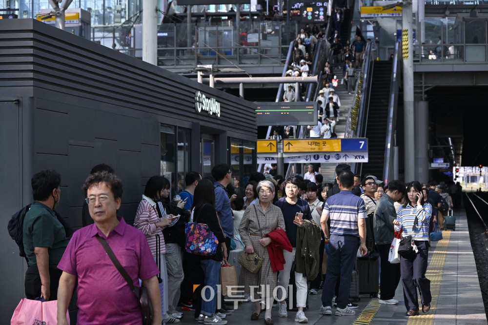 ▲올해 추석 연휴에 서울 용산구 KTX 승강장에서 시민들이 고향으로 향하고 있다. (이투데이DB)