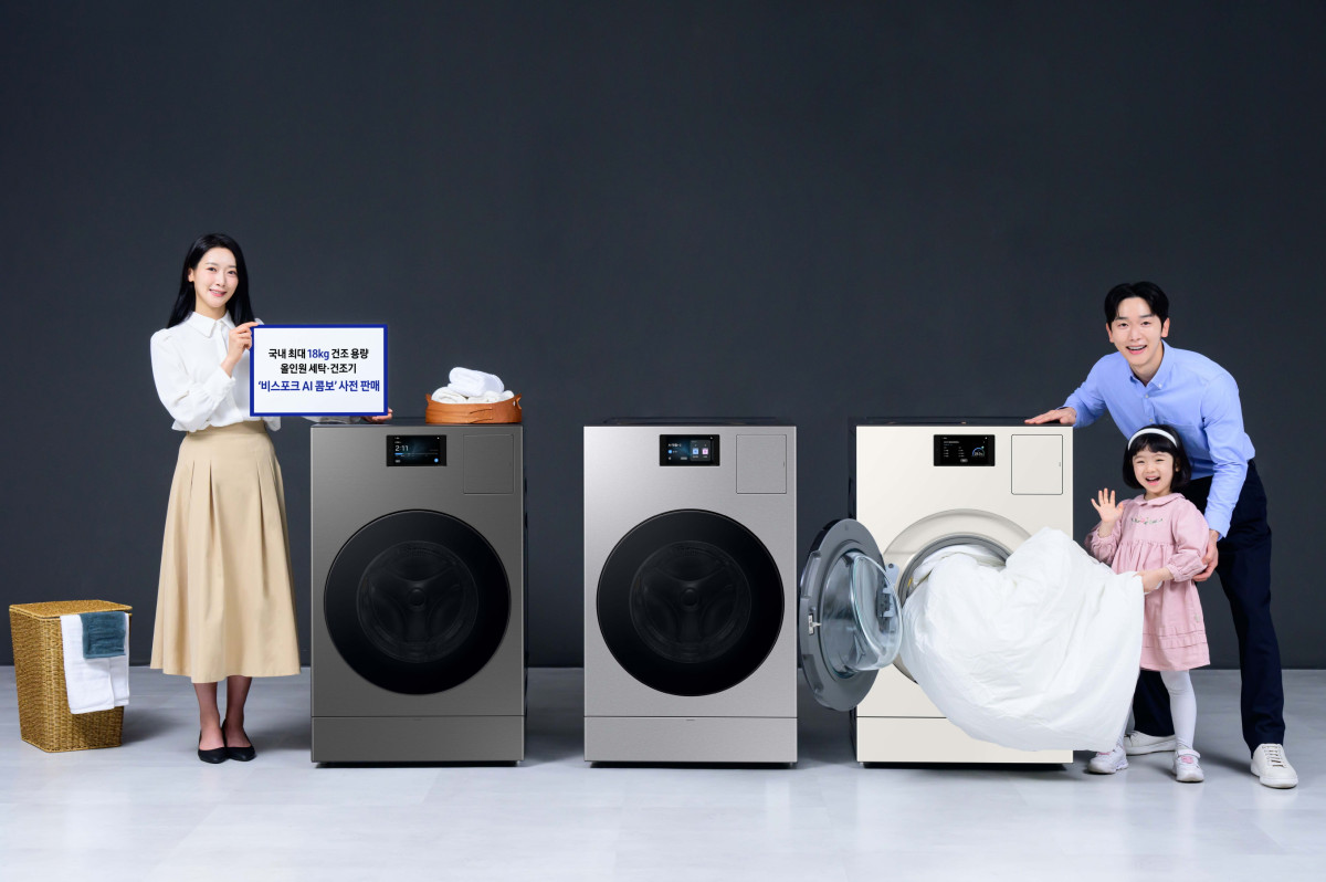 ▲ 삼성전자 모델이 2025년형 올인원 세탁건조기 '비스포크 AI 콤보' 신제품을 소개하고 있다. (자료제공=삼성전자)