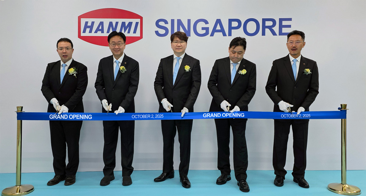 ▲한미반도체 곽동신 회장과 임직원이 2일 한미싱가포르 오픈식에 참석했다. (자료제공=한미반도체)