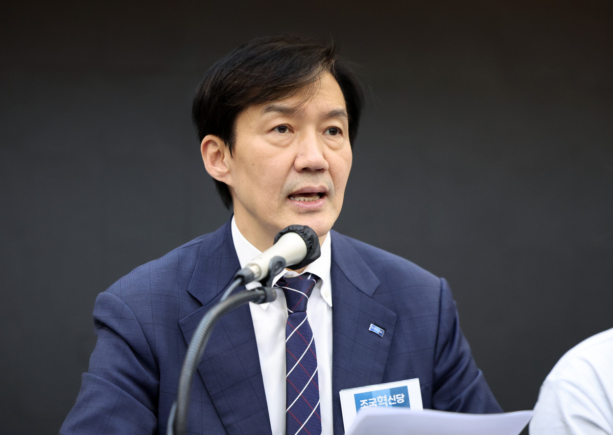 ▲조국혁신당 조국 비상대책위원장이 1일 오후 전남 순천시 봄날웨딩홀에서 열린 비상대책위원회-전남도당 당원 간담회에서 발언하고 있다. (연합뉴스)