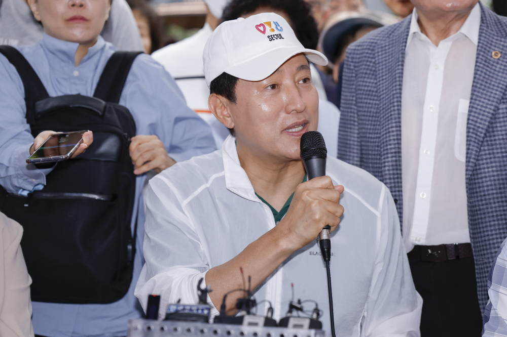 ▲오세훈 서울시장이 9월 4일 재건축사업 현장점검을 위해 서울 도봉구 삼환도봉아파트를 찾아 주민들과 간담회를 하고 있다. 조현호 기자 hyunho@ (이투데이DB)