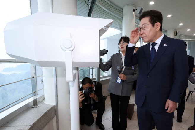 ▲이재명 대통령이 3일 인천 강화군 강화평화전망대에서 북한 황해북도 개풍군 일대를 비추고 있는 VR전망경을 살펴보고 있다. (연합뉴스)