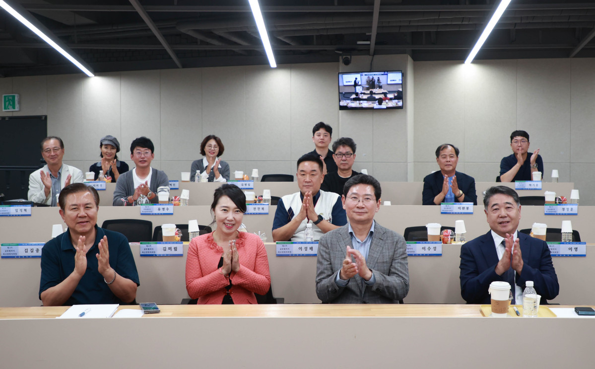 ▲이상일 용인특례시장이 2일 저녁 강남대학교 국제대학원 글로벌리더 최고경영자과정 수강생을 대상으로 특강을 진행했다.

 (용인특례시)