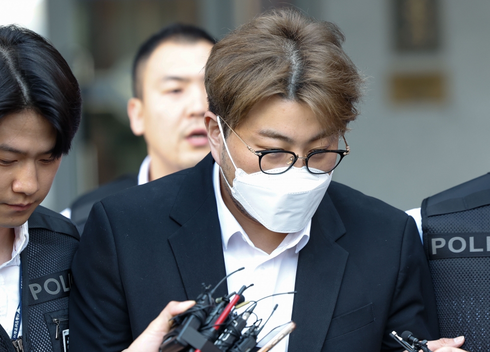 ▲도로교통법 위반(사고후 미조치)과 특정범죄가중처벌법상 도주치상 및 위험운전치상, 범인도피 방조 혐의로 구속된 가수 김호중이 31일 오전 검찰에 송치돼 서울강남경찰서에서 구치소로 이감되고 있다. 조현호 기자 hyunho@ (이투데이DB)