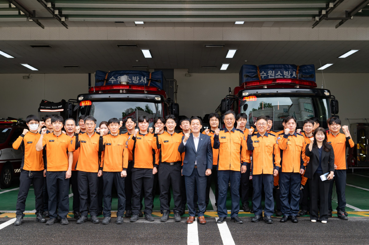 ▲이재준 수원시장(가운데)가 수원소방서 근무자들을 격려한 후 함께하고 있다. (수원특례시)