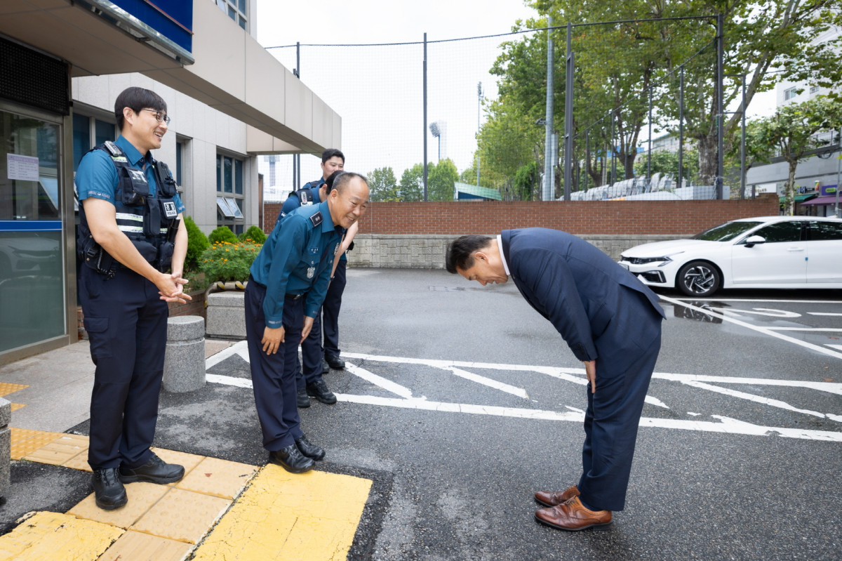 ▲이재준 시장이 장안지구대에 경찰들에게 감사인사를 하고 있다. (수원특례시)