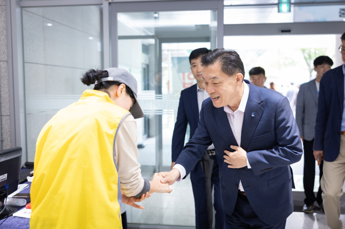 ▲이재준 시장이 연화장 근무자와 인사하고 있다. (수원특례시)