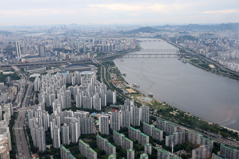 ▲ 롯데월드타워에서 내려다 본 서울 아파트 전경. (이투데이DB)