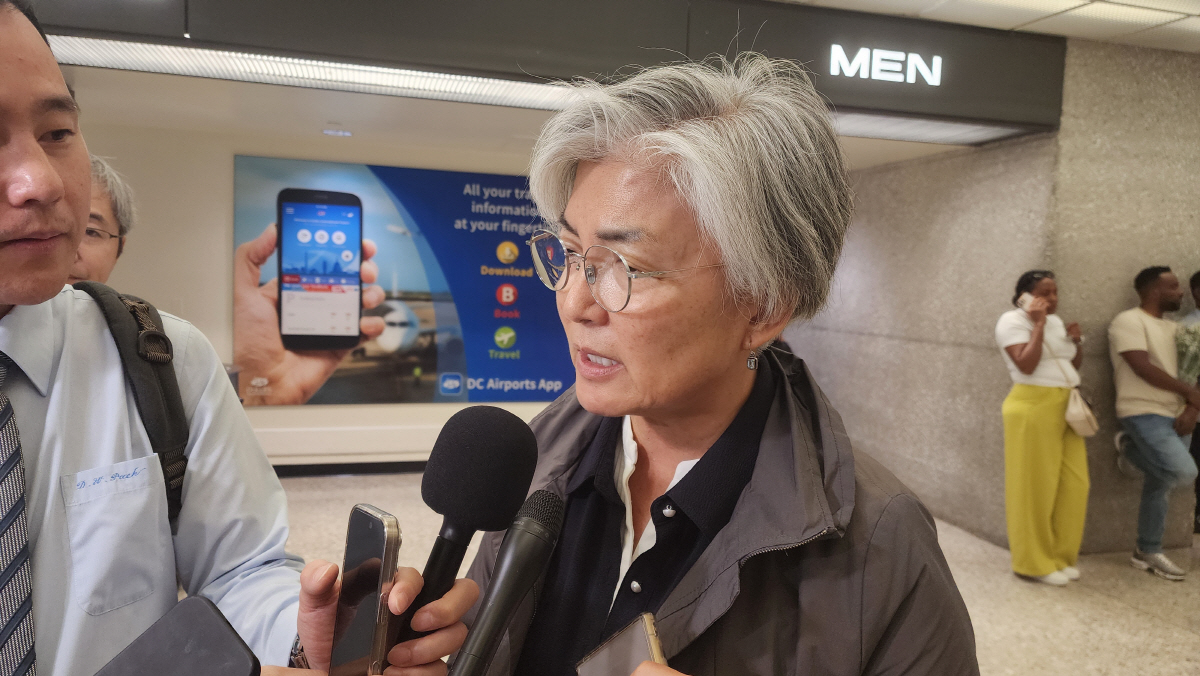 ▲강경화 신임 주미대사가 4일(현지시간) 워싱턴DC 인근 덜레스 국제공항을 통해 미국에 입국, 취재진과 만나 대화하고 있다. 연합뉴스