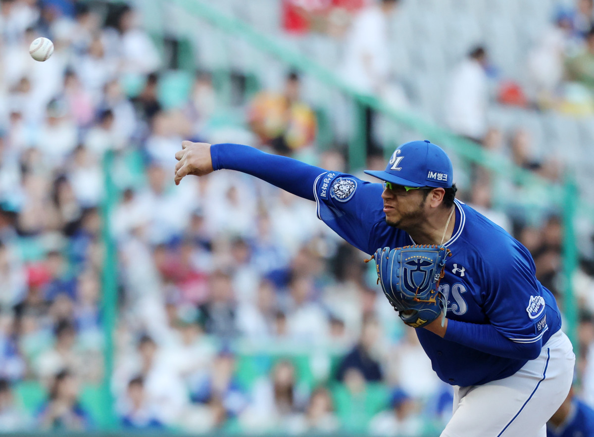 ▲ 올해 8월 7일 오후 인천 미추홀구 인천 SSG 랜더스 필드에서 열린 2025 신한 쏠뱅크 KBO 리그 SSG 랜더스와 삼성 라이온즈의 경기에서 1회 말 삼성 선발 후라도가 역투하고 있다. (뉴시스)