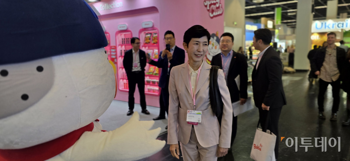 ▲4일(현지시간) 오전 김정수 삼양식품 부회장이 독일 쾰른의 아누가 식품박람회 내 삼양식품 부스를 둘러보고 있다. (사진=배근미 기자 athena3507@)