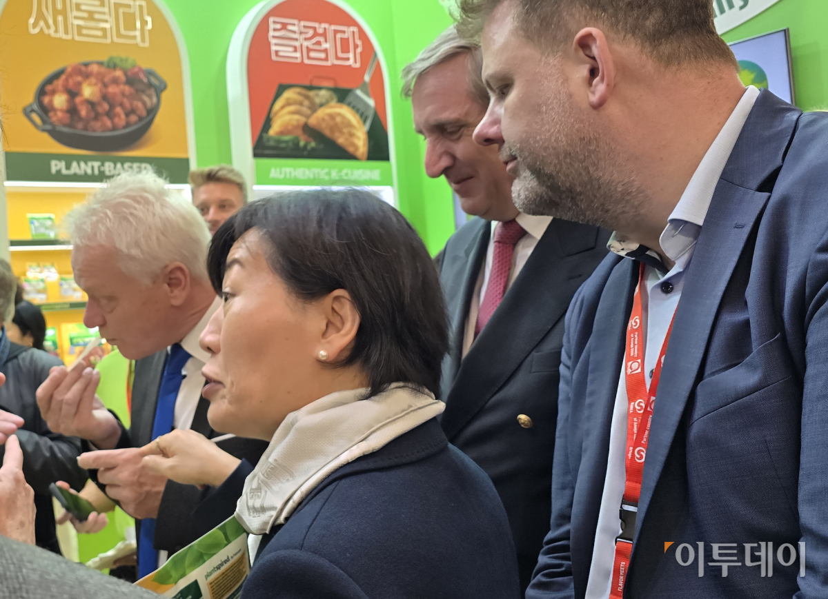 ▲4일(현지시간) 송미령 농림수산식품부장관이 독일 쾰른에서 열린 '아누가 2025'에서 한국관 풀무원 부스를 방문하고 있다. (사진=배근미 기자 athena3507@)