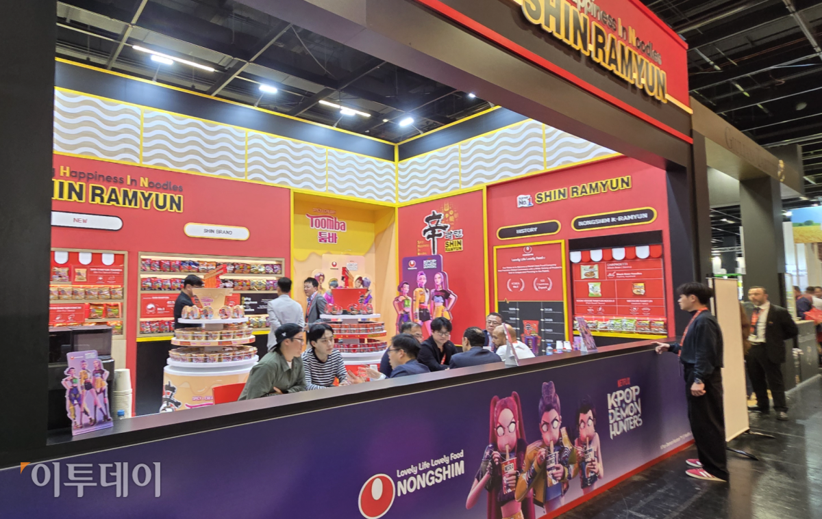 ▲4일 독일 쾰른에서 진행된 아누가 식품 박람회에서 농심 관계자들이 외국인 바이어들과 상담을 하고 있다. (사진=배근미 기자 athena3507@)