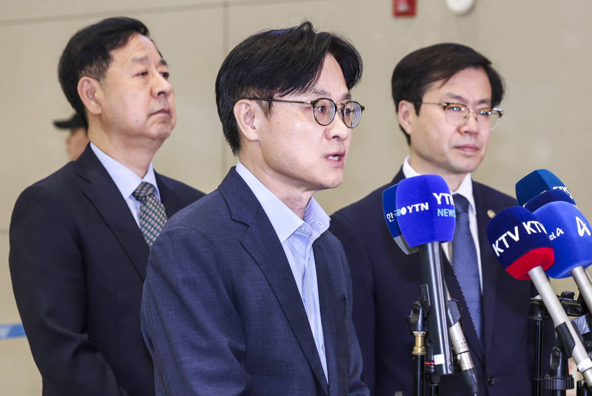 ▲ 한미 관세 협상을 마친 김정관 산업통상자원부 장관이 올해 8월 1일 인천국제공항 2터미널을 통해 귀국하며 취재진 질문에 답하고 있다. (뉴시스)