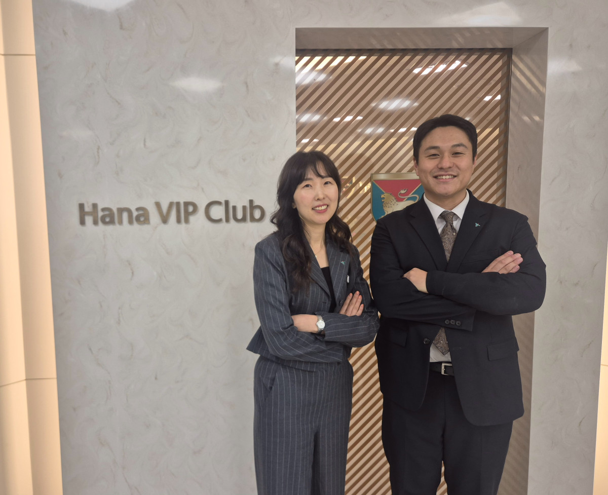 ▲권현경(사진 왼쪽)·오정훈 VIP PB팀장이 하나은행 영통금융센터에서 포즈를 취하고 있다. (김재은 기자 dove@)