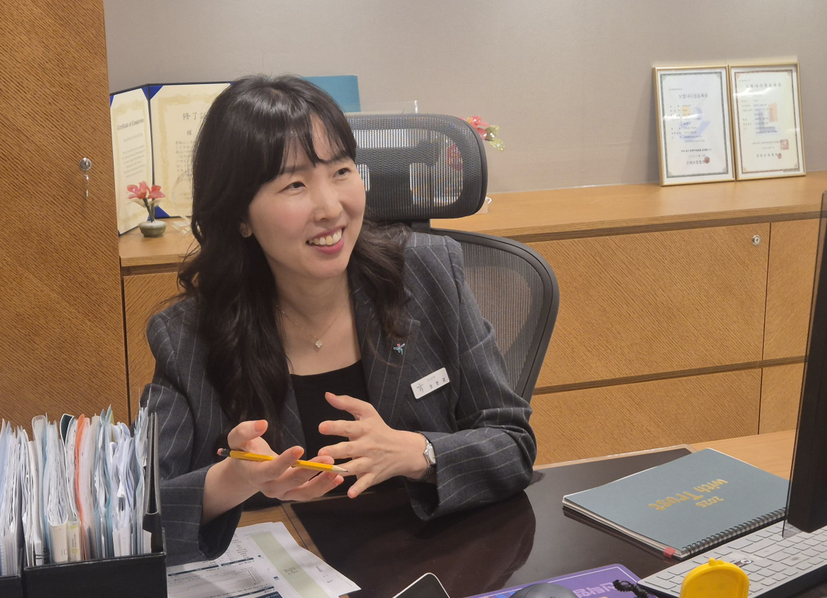 ▲권현경 VIP PB팀장이 하나은행 영통금융센터에서 고객과 상담하고 있다. (김재은 기자 dove@)