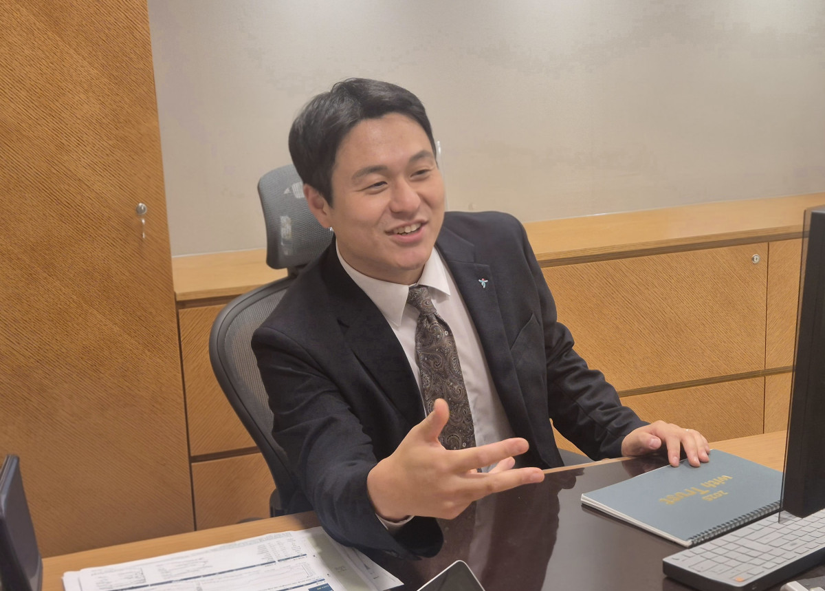 ▲오정훈 VIP PB팀장이 하나은행 영통금융센터에서 고객과 상담하고 있다. (김재은 기자 dove@)