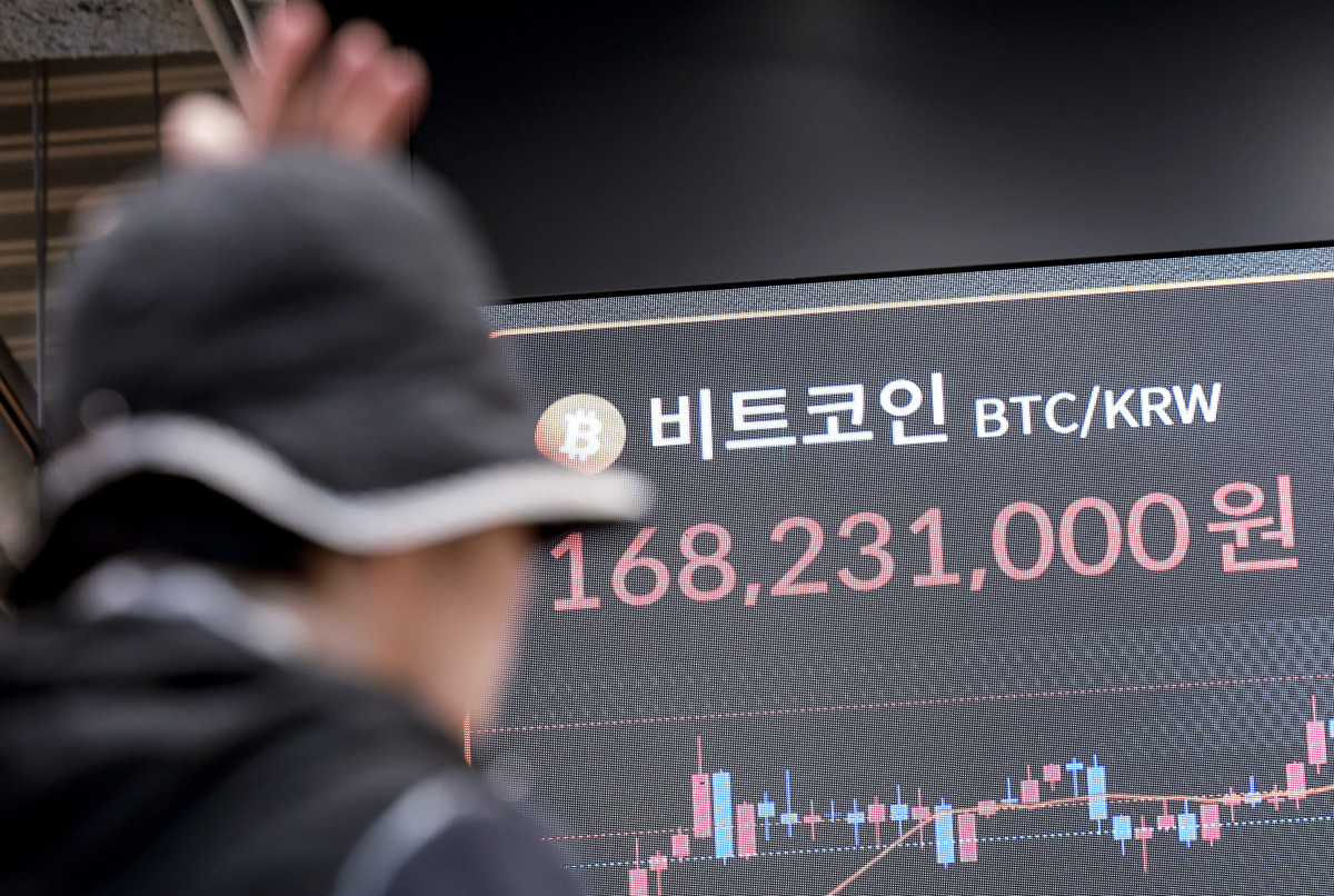 ▲ 2일 서울 서초구 빗썸라운지 강남점 전광판에 비트코인 시세가 표시돼 있다. (뉴시스)