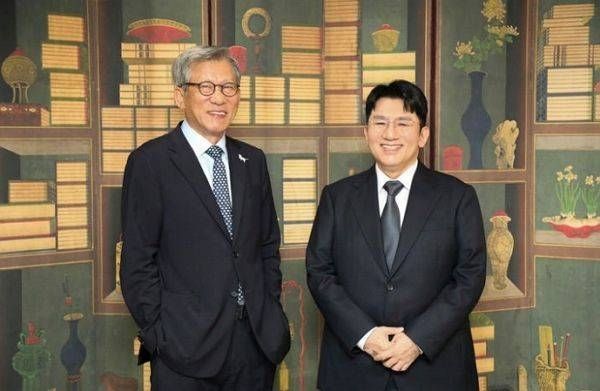 ▲유홍준 국립중앙박물관장(왼)과 방시혁 하이브 이사회 의장. (사진제공=국립중앙박물관)