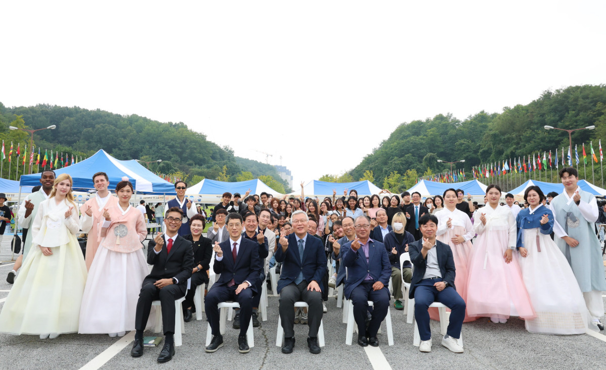 ▲선문대는 지난달 30일 아산캠퍼스 국기게양대 앞 광장에서 '2025 추석맞이 선문 글로컬 상호문화 축제'를 열었다. (사진=선문대)