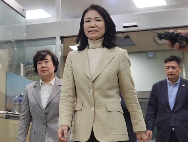 ▲석방된 이진숙 전 방송통신위원장이 4일 오후 서울 영등포경찰서를 나서고 있다.  (연합뉴스)