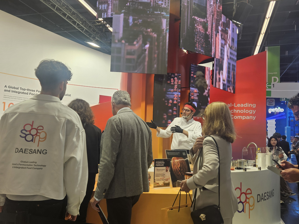 ▲4일(현지시간) 독일 쾰른에서 열린 ‘아누가 2025’ 대상 부스에서 이탈리아 출신 파브리 셰프가 김치를 활용한 요리를 선보이고 있다. (사진=김지영 기자 kjy42)
