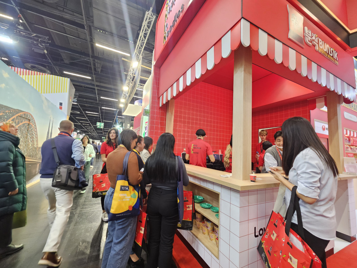 ▲지난달 5일(현지시간) 독일 쾰른에서 열린 ‘아누가 2025’ 농심 부스에서 신라면을 맛보려는 이들이 줄을 서있다. (김지영 기자 kjy42)