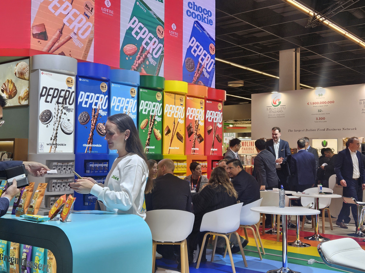 ▲5일(현지시간) ‘2025 아누가’에 마련된 롯데웰푸드 부스에서 바이어들이 상담하는 모습.  (사진=김지영 기자 kjy42)