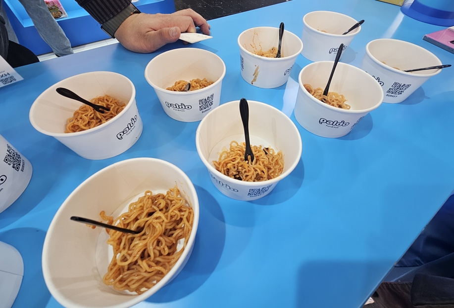 ▲5일(현지시간) 독일 쾰른에서 열린 ‘아누가 2025’ 팔도 부스에서 시식용으로 선보인 ‘팔도비빔면’. (사진=김지영 기자 kjy42)