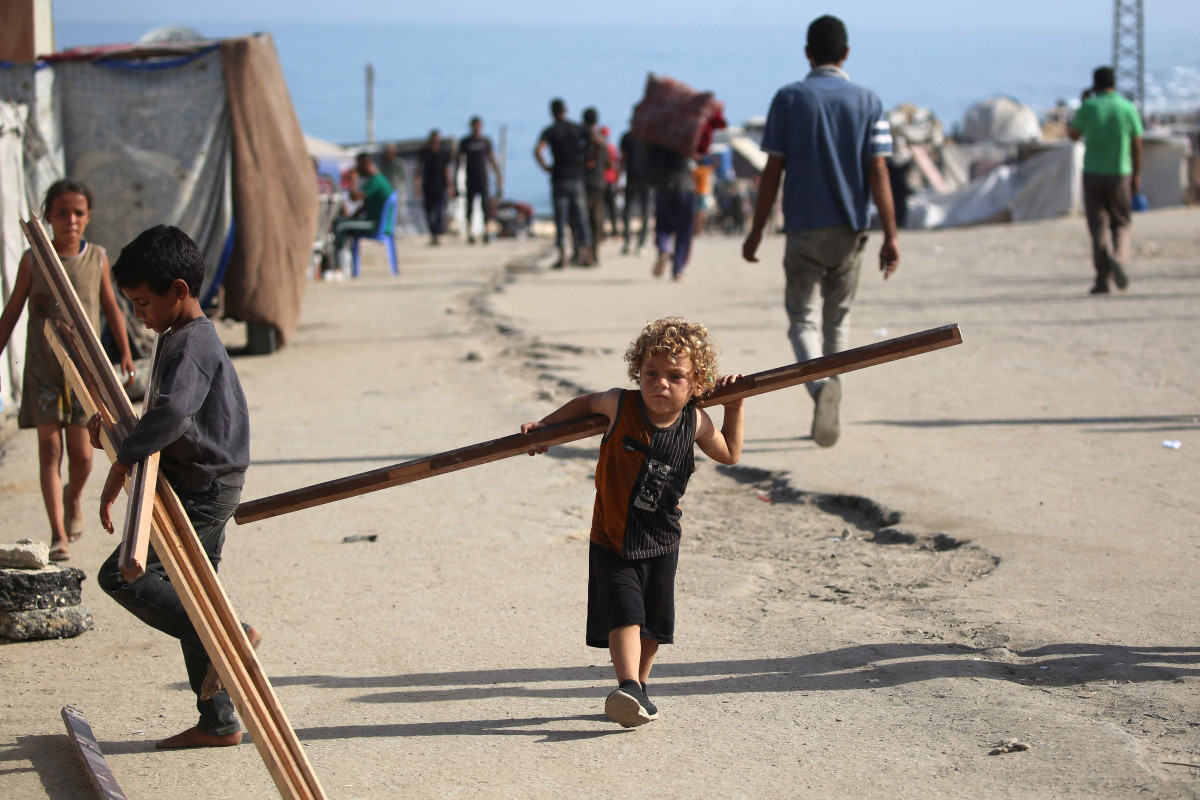 ▲한 팔레스타인 소년이 난민캠프에서 나무를 옮기고 있다. 이스라엘은 도널드 트럼프 미국 대통령이 즉각적인 전투 중단을 촉구했음에도 4일(현지시간) 가자지구에서 여전히 작전 중이라고 밝히며 주민들에게 복귀하지 말라고 경고했다.    (가자지구/AFP연합뉴스)