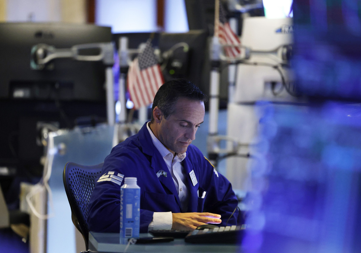 ▲<YONHAP PHOTO-4567> Traders work on the floor of the New York Stock Exchange on Wall Street on Thursday, October 2, 2025 in New York City. The three leading U.S. indexes closed at record highs on Thursday even though a U.S. government shutdown that had entered its second day. Photo by John Angelillo/UPI/2025-10-03 07:09:57/<저작권자 ⓒ 1980-2025 ㈜연합뉴스. 무단 전재 재배포 금지, AI 학습 및 활용 금지>뉴욕증권거래소(NYSE) 모습.  (UPI연합뉴스)