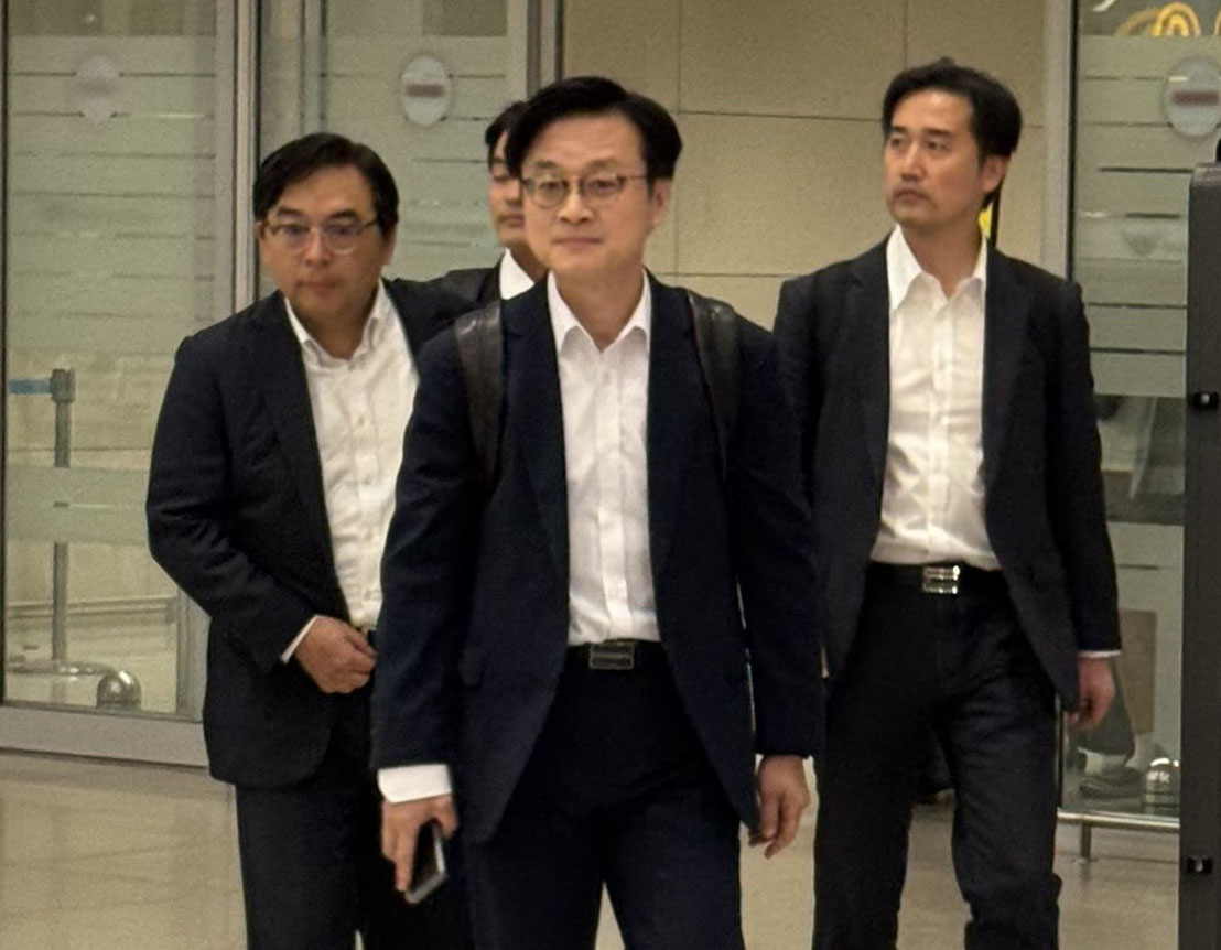 ▲김정관 산업통상부 장관이 6일 오전 인천공항 제2터미널 입국장을 통해 귀국하고 있다. 김 장관은 4일(현지시간) 미국 뉴욕을 방문해 하워드 러트닉 미 상무부 장관과 한미 관세 협상 관련 후속 협의를 이어갔다. (인천/연합뉴스)