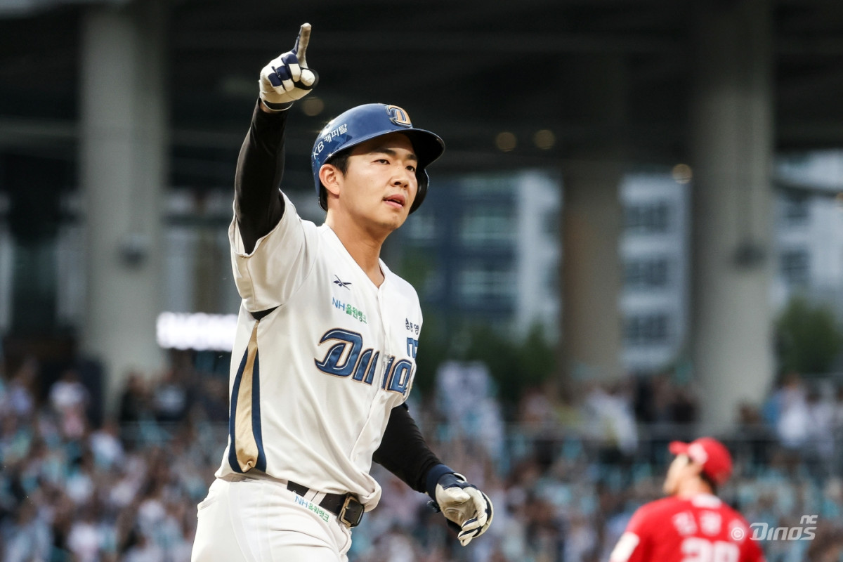 ▲NC 다이노스 8번 김휘집이 홈런을 치고 그라운드를 돌고 있다. 2025.10.4 (사진제공=NC다이노스)