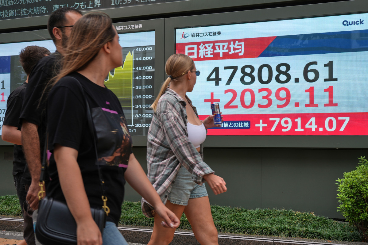 ▲▲6일 일본 도쿄증권거래소 앞을 보행자들이 지나가고 있다. 닛케이지수는 이날 사상 처음으로 4만7000선을 돌파 마감했다. (도쿄/AP연합뉴스)